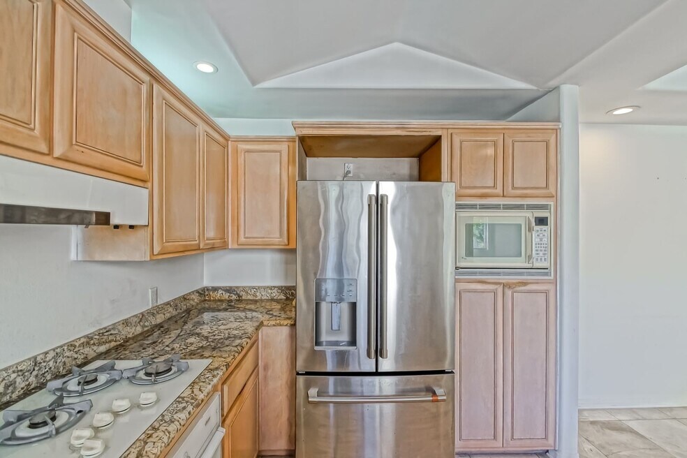 **Move in Special $1000 Off Third Months Rent** Remodeled Corner 3+2 Unit with Luxury Finishes Ne...
